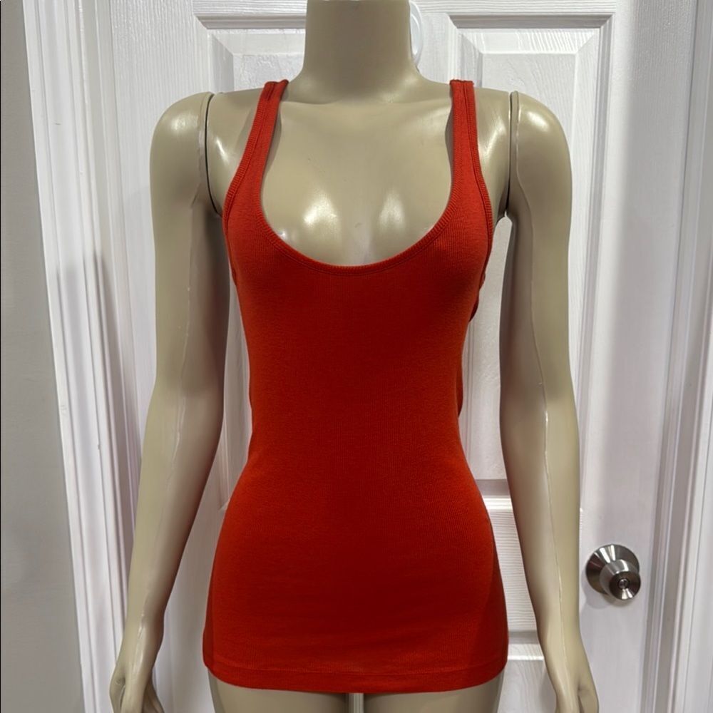 VINCE FAVORITE RIBBED TANK TOP. ORANGE